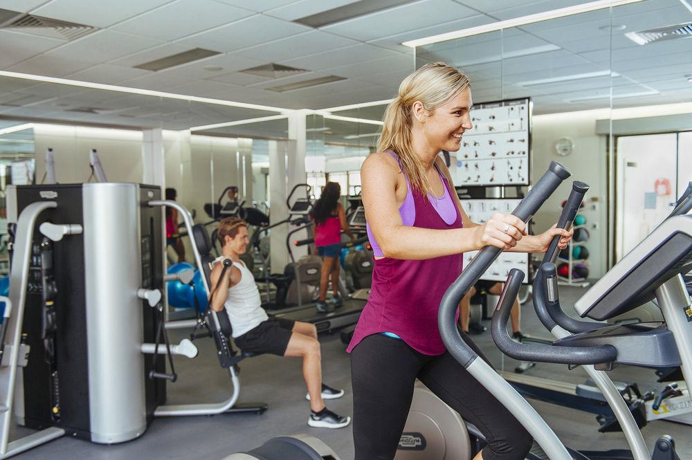 Hotel Stamford Plaza Adelaïde Extérieur photo A woman on a cross trainer