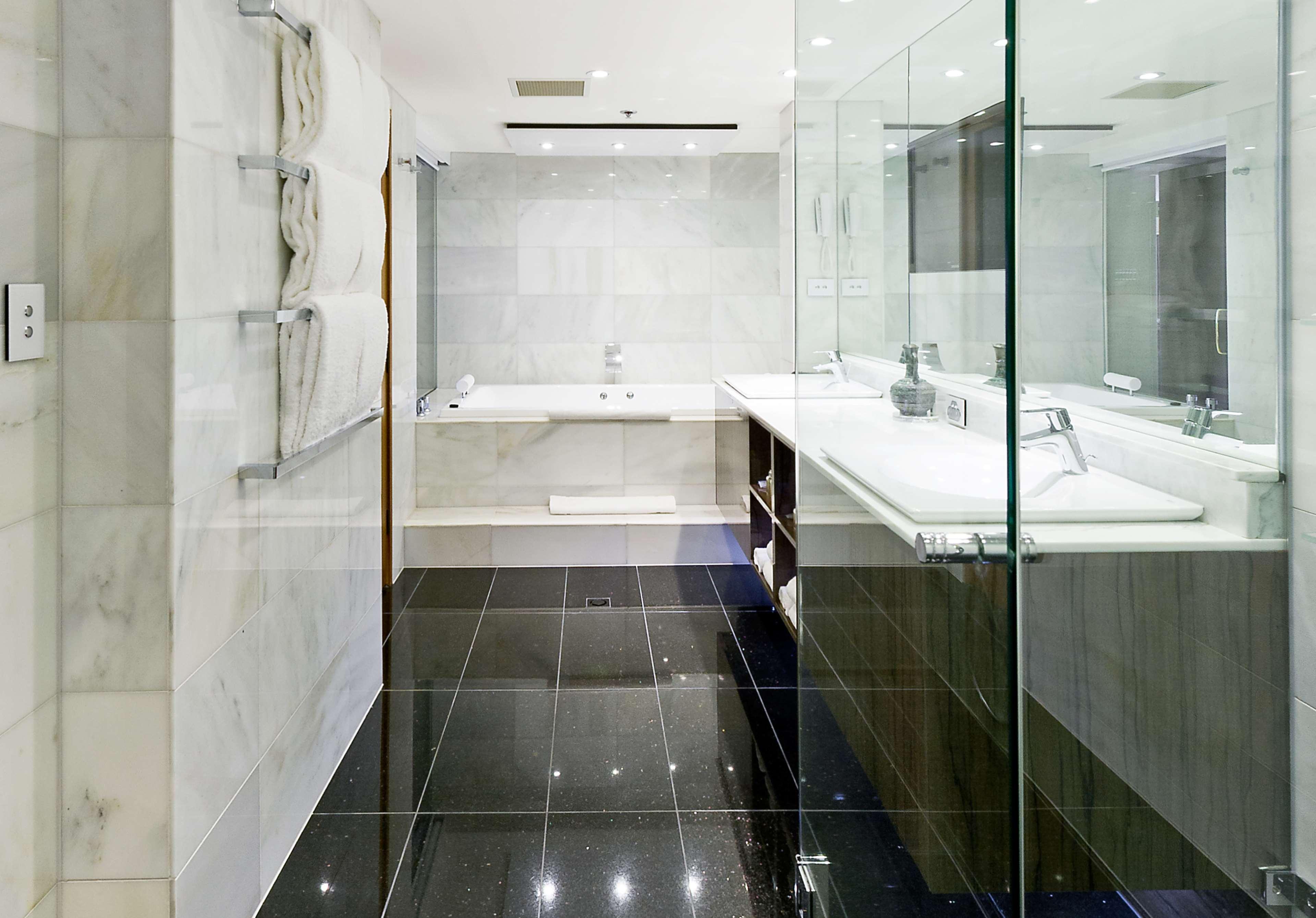 Hotel Stamford Plaza Adelaïde Extérieur photo A modern bathroom