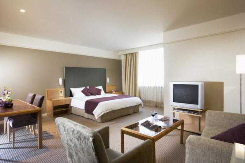 Hotel Stamford Plaza Adelaïde Chambre photo A suite at the Hilton London Heathrow